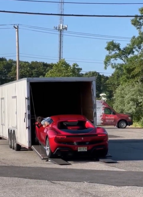 Closed carriage of cars in a truck