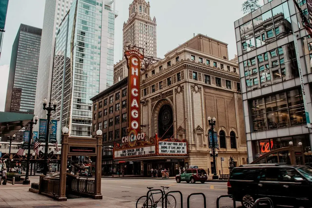 Street in Chicago where people and cars move