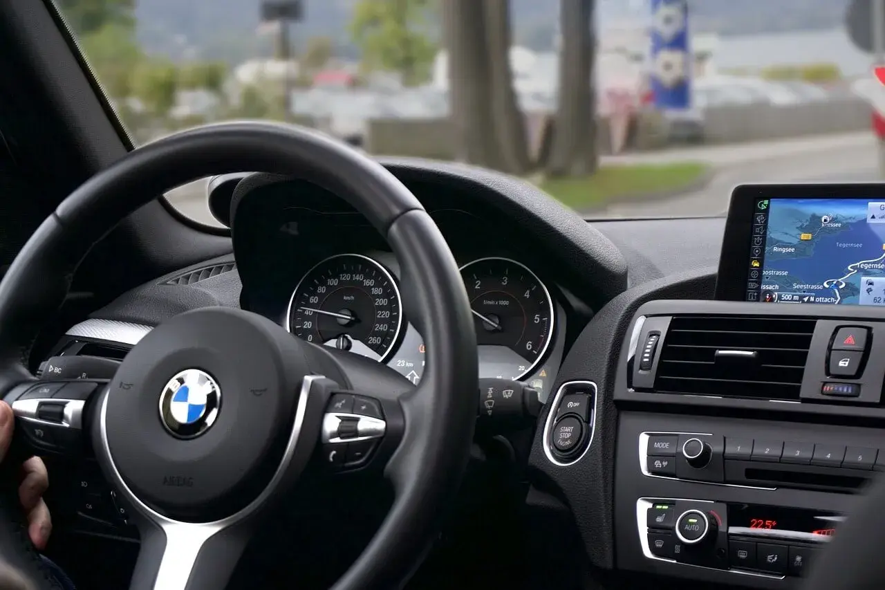 The hand that gripped the steering wheel of the bmw